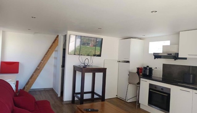 Charming furnished outbuilding with terrace in Bordeaux