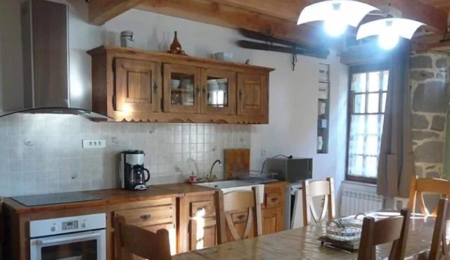 Charming furnished holiday home in the heart of the medieval quarter.