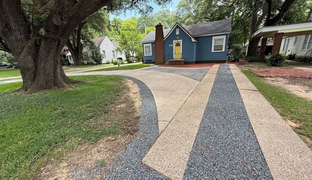 Charming furnished STR 1-bedroom in Beautiful Broadmoor with Wi-Fi and big yard
