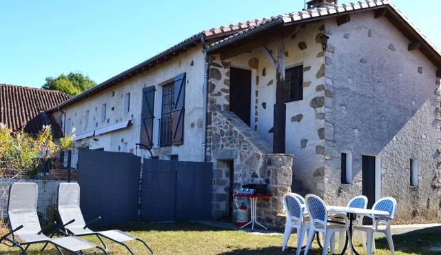 Charming Gîte: Enchanting Renovated Loft, Baby-Friendly, Private Garden W/Close Attractions