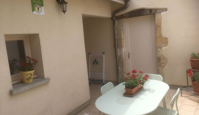 Charming Gîte in Dun-sur-Auron: 3BR, Close to Shops, Cozy Courtyard, Garage Included