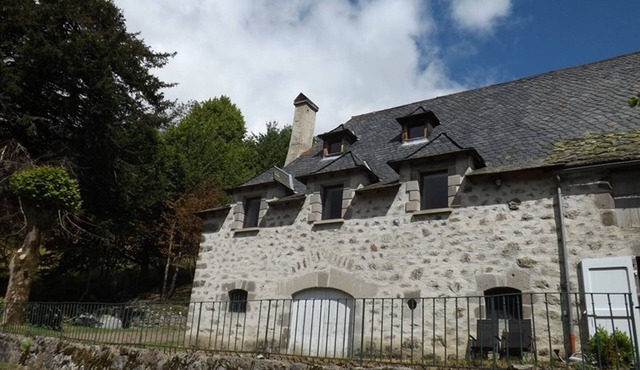 Charming Gîte near Super-Lioran Ski Resort, Fireplace, WiFi, Pet-Friendly