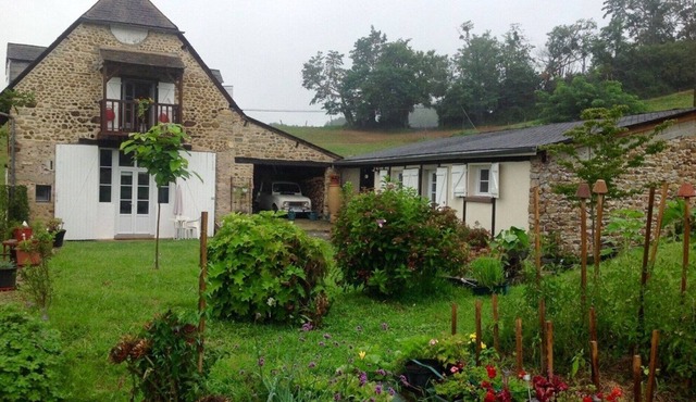 CHARMING GARDEN COTTAGE unobstructed view of the Pyrenees. WHEELCHAIR FRIENDLY.
