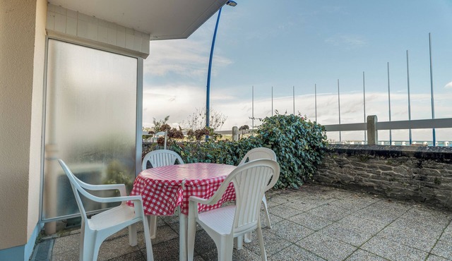 Charming Ground-Floor Apartment with Sea View and Private Courtyard