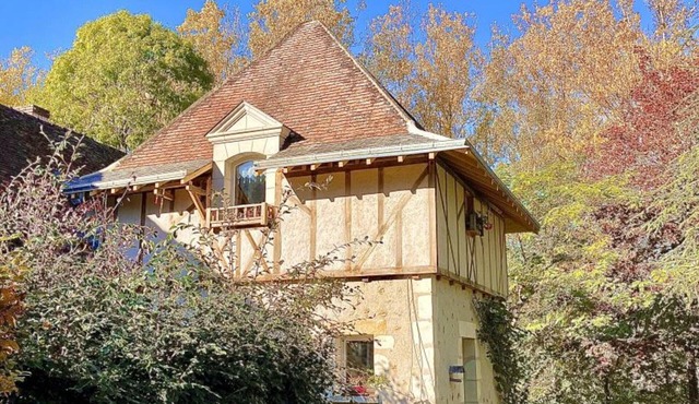 Charming Getaway for Two: Historic Farm, Private Garden, Bikes & Ping-Pong Included