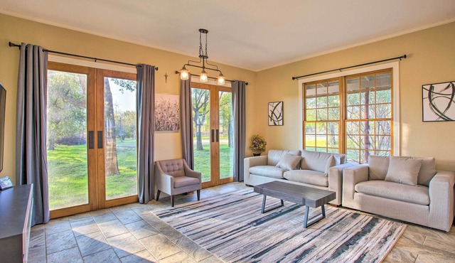 Charming Gainesville Retreat: Barn, Horses Welcome