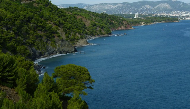 Charming garden level. Between beaches and coves. Sea view. Preserved and calm site.