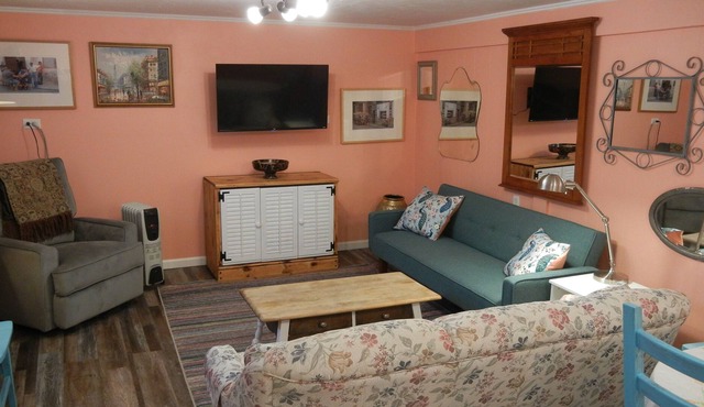 Charming Garden Apartment in Quaint, Walkable Homewood