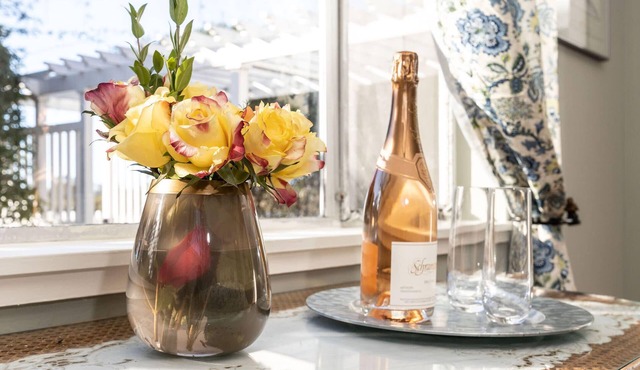 Charming Garden Cottage- steps to historic Old Town Half Moon Bay