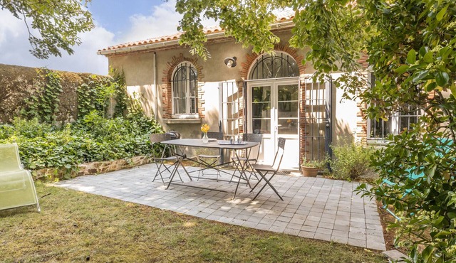 Charming Garden Cottage Between Nantes & Jade Coast - WiFi, Free Parking, Pet Friendly