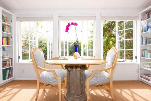 Charming Garden Cottage with Full Kitchen Walk to La Jolla Village & Beaches