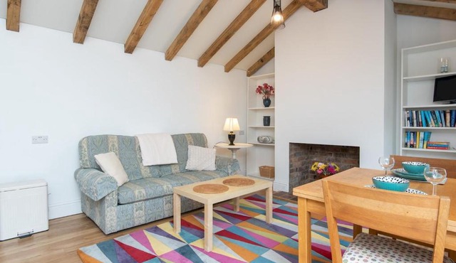 Charming Garden cottage with parking - Pass the Keys