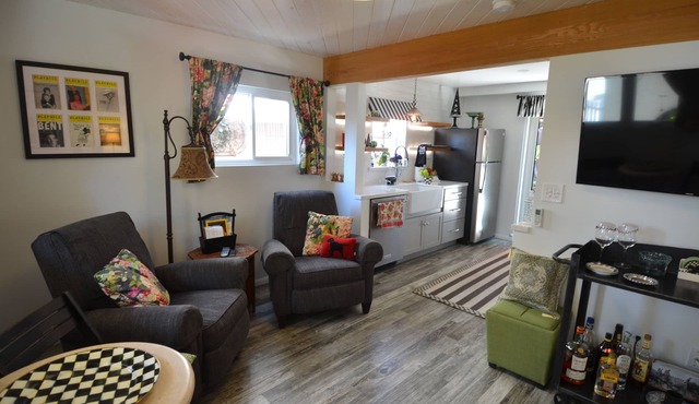 Charming garden Hideaway apartment in Belmont Heights. Abundant outdoor seating.