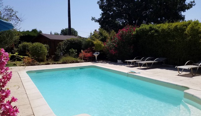 Charming garden level with 100% PRIVATE SWIMMING POOL and wooded garden