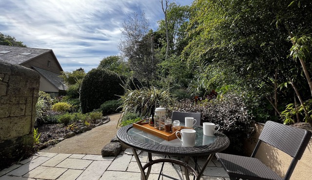 Charming Garden Lodge by the Sea – Peaceful Coastal Retreat