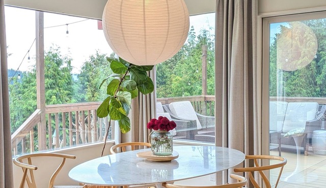 Charming garden retreat with mountain & bay views. Walkable to Fairhaven.