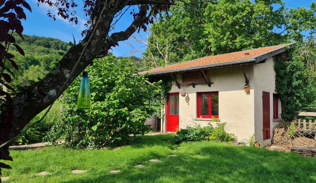 Charming Garden Retreat: Cozy Studio, Private Terrace, Near Vineyards & Forest Trails