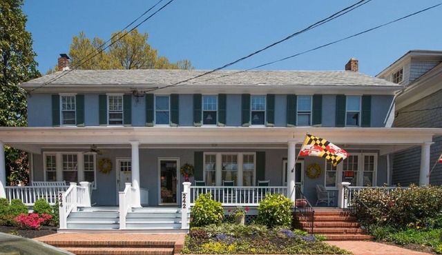 Charming garden row home, easy 4 block walk to the heart of Annapolis.
