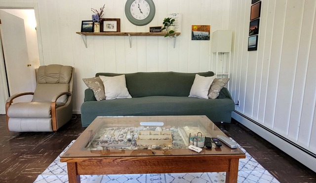 Charming garden cottage on the bike path with Scenic backyard in Harbor Springs