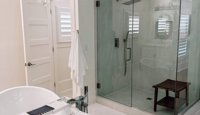 Charming gated stately home on 5 acres