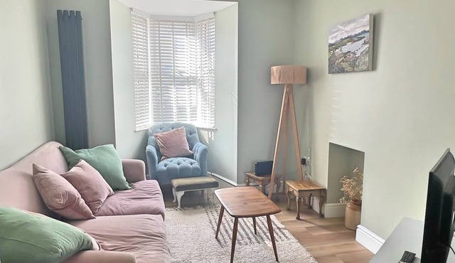 Charming 3 Bed Townhouse Near Llanddwyn Beach