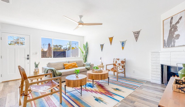 Charming gem near the beach with large backyard, cornhole, fast WiFi & grill