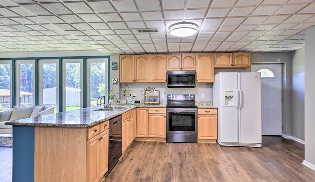 Charming Georgia Abode w/Hot Tub & Grill!