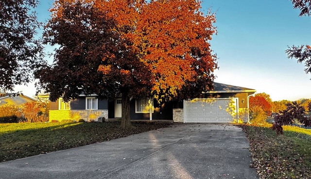 Charming Getaway: 3 BR LeClaire Home