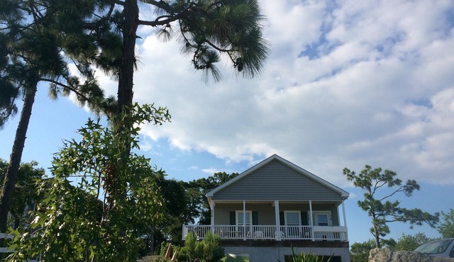 Charming Getaway 3 miles to Carolina Beach & State Park, Close to Restaurants
