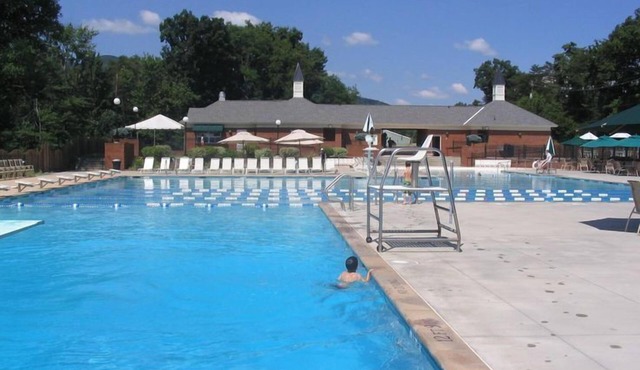 Charming Getaway 4BR 3Bath Hot Tub