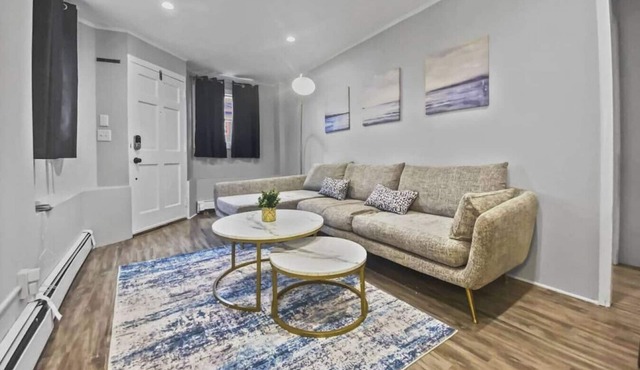 Charming Getaway: Bespoke Comfort, Prime Location