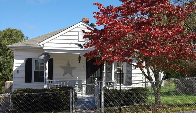 Charming Getaway Cottage