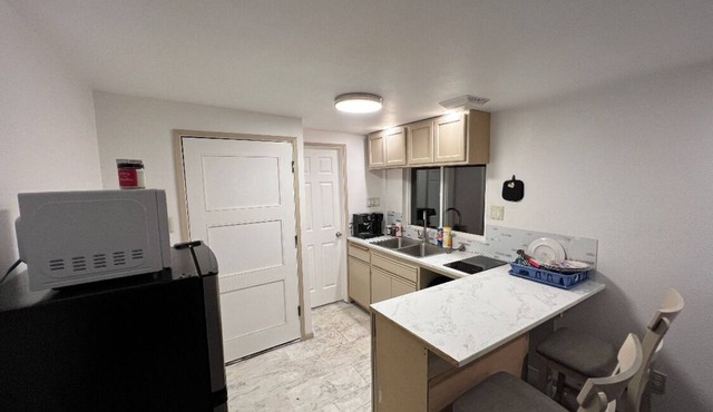 Charming Getaway: Cozy Comfort & Modern Amenities in a Prime Location