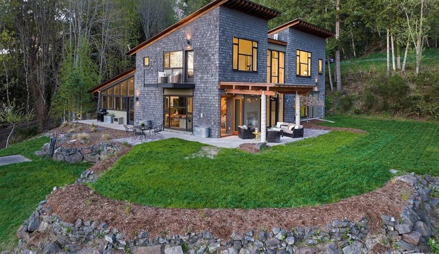 Charming Getaway in Gig Harbor | Hot Tub | Patio