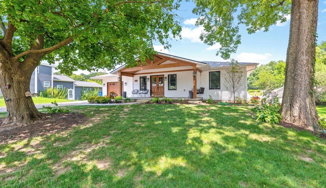 CHARMING GETAWAY JUST 1 BLOCK FROM DOWNTOWN LECLAIRE IOWA