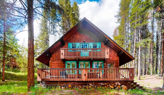 Charming getaway near the slopes and town with deck, fast WiFi & foosball table