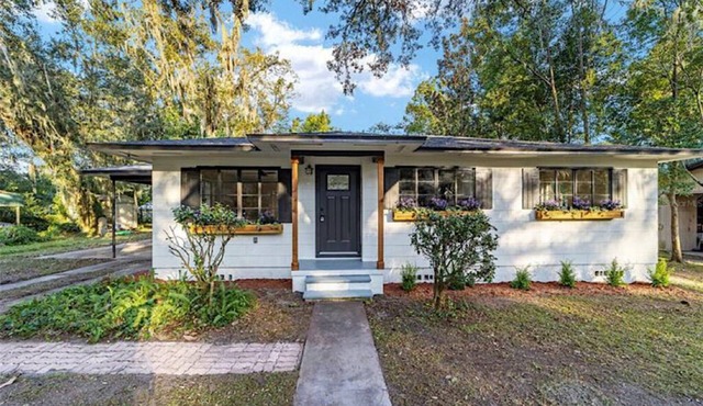 Charming Getaway near the Square!