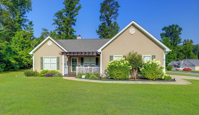 Charming Getaway w/Grill: 2 Mi to Newnan Square!