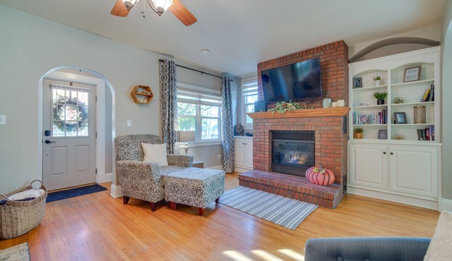 Charming Getaway, Walk to Windsor Lake & Downtown!