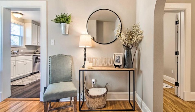 Charming Getaway, Walk to Windsor Lake and Downtown!