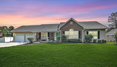 Charming Getaway with In-Ground Pool, Hot Tub Jacuzzi, and Cozy Firepit