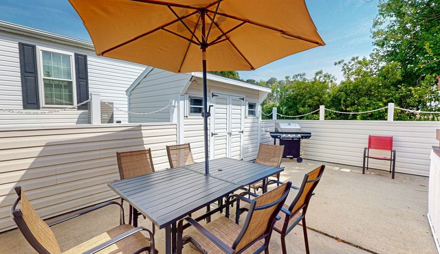 Charming getaway with modern amenities, tennis court, pool, & private patio