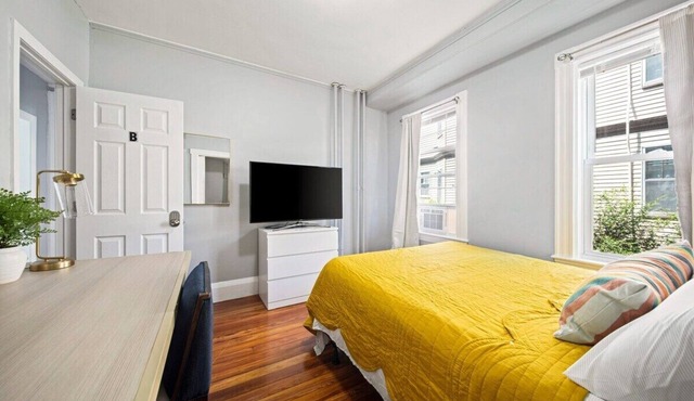 Charming getaway with smart TV and full kitchen