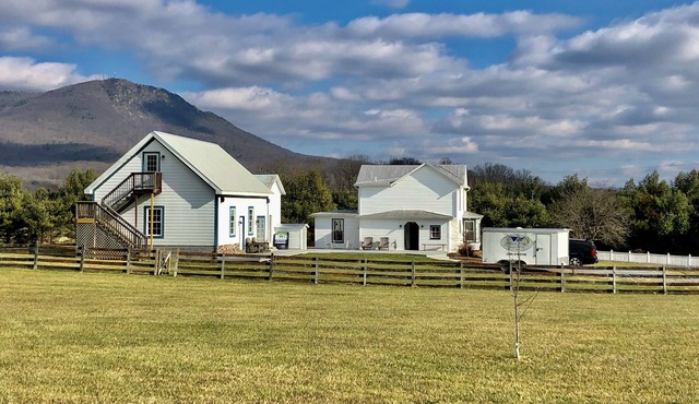Charming Gingerbread House. Awesome mountain views near to SNP and Skyline Dr.