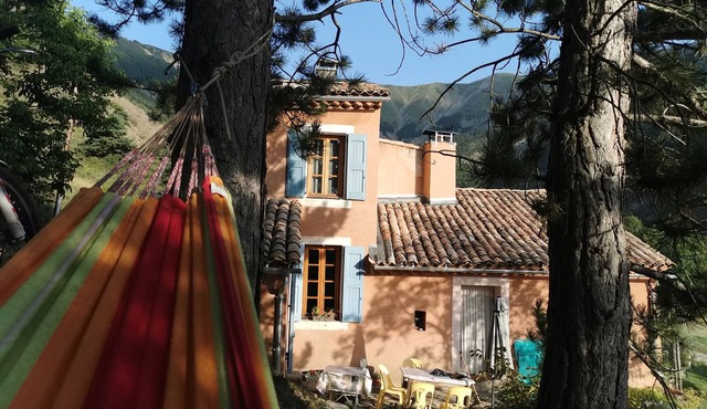 Charming gite at the foot of the Monges mountains. Southern Alps, 6 to 8 people