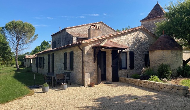 Charming gîte for 4 people with view of Monflanquin, swimming pool, peaceful setting