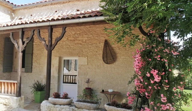 Charming gîte for 6 people in a relaxing setting, with heated swimming pool and pond