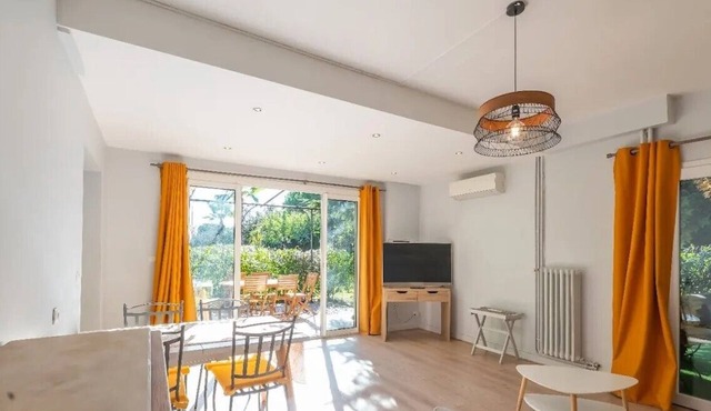 Charming gîte with large swimming pool, surrounded by vineyards, close to beaches.