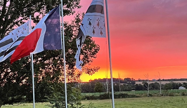 Charming gîte in a green setting, with swimming pool.