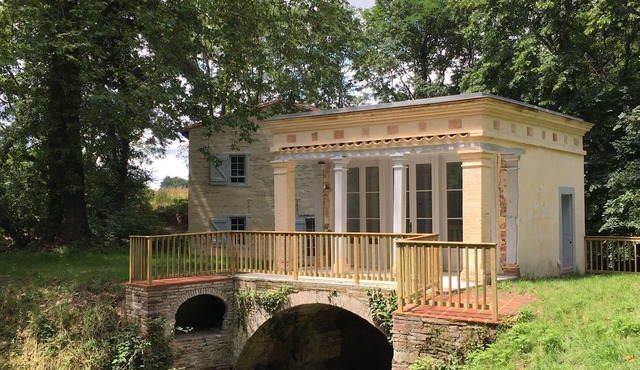 Charming gîte in a water mill with spa in the heart of a historic garden.